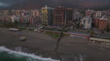 Alanya 'nın akşam büyüsünü sihirli bir günbatımı ve gökkuşağı ile yakalayın, hepsi canlı 4K hava görüntüsüyle.