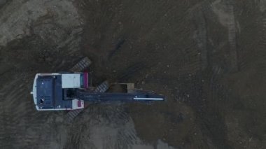 4K insansız hava aracı görüntüleri, kazıcıların en önemli zemin çalışmalarını bir hareketli bölgede gösteriyor..
