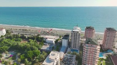 Hava görüntülerinde ağır makineler ve 4K 'da bir tesis hazırlayan işçiler görülüyor.