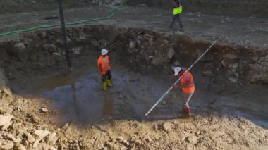 Yeni bir temele zemin hazırlayan bir inşaat alanının dinamik havadan görüntüsü.