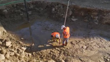 İnşaatın ilk aşamalarına dalarken, bir site 4K 'da temelini hazırlıyor..