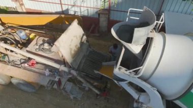 İnşaatçılar önemli toprak işleriyle uğraşırken, yukarıda süzülüp yeni temellere zemin hazırlıyorlar..