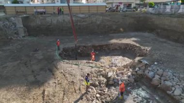 Drone inşaatçıları yakalıyor, toprağı kalkındırıyor, vakıf çalışması için hazırlanıyor.
