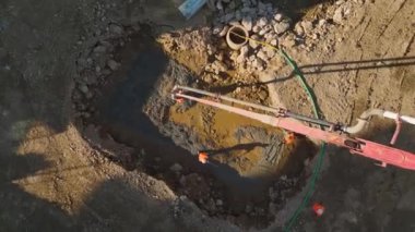 Drone, 4K 'daki hareketli bir inşaat sahasında betonun ritmik akışını yakalıyor.