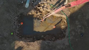 Sağlam temellerin gerçek zamanlı olarak 4K 'lık beton döşeme görüntüsüyle şekillenmesine bakın.