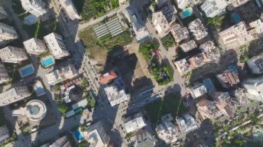 Nefes kesici 4K hava manzaralı bir kazıcının sağlam operasyonlarını gözlemle.