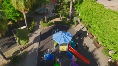 Çocukların oyun alanındaki eğlencesinin 4K görüntülerinde salıncaklar ve slaytlar canlanıyor..