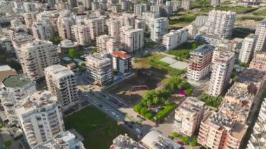 4K 'daki hava görüntülerinde büyük bir inşaat için hazırlanan kazı makinesinin bölgeyi şekillendirdiği görülüyor..
