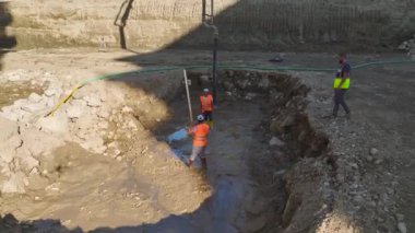 4K hava görüntüsünden temel hazırlayan inşaatçıların hassasiyet ve takım çalışmalarına dikkat edin.