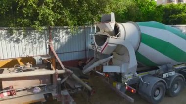 Hava 4K videosu inşaatçıları çalışırken gösteriyor, alanı beton temellere hazırlıyorlar.