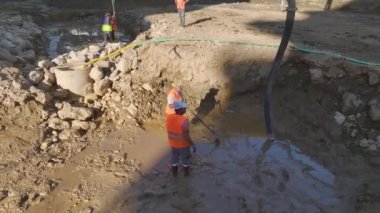 İnşaatçılar 4K 'da betona hazırlanırken, havadan bakıldığında taban katmanını keşfedin.