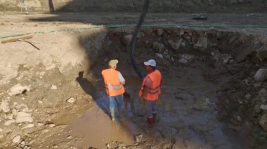 4K 'da gökyüzünden yakalanan inşaatçıların becerilerini tecrübe edin..