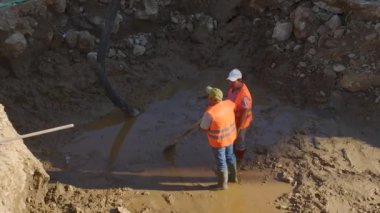 Hava görüntülerinde 4K 'lık sersemletici bir beton dökme sahnesi hazırlayan inşaatçılar görülüyor..