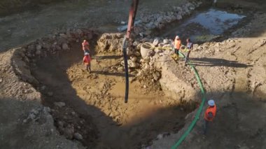 4K 'daki beton dökülmeden önce inşaatçıların gerekli görevleri yerine getirdikleri bir yerin üzerinden uç.