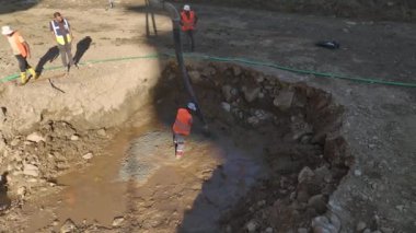 İnşaatçılar temelleri kurarak inşaata hazırlanıyorlar, yukarıdan 4K 'da güzel bir şekilde yakalandılar.