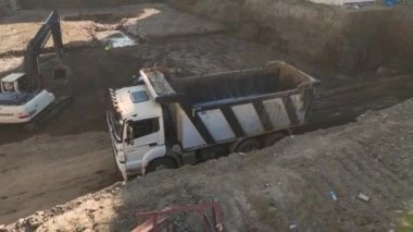 Gökyüzü yüksek İHA kapsama alanı inşaatçıların 4K 'da beton döşeme çalışmalarını gösteriyor..