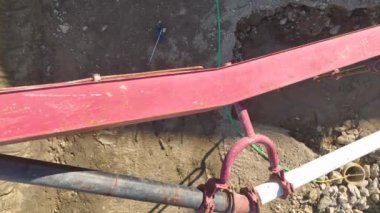 Beton dökülmeden önce çerçeve ve hazırlık çalışmalarını gösteren bir hava 4K görünümü.