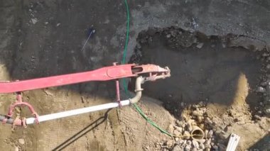 4K içerisindeki ayrıntılı insansız hava aracı görünümü, beton dökülmeden önce yapıcı zemini vurguluyor