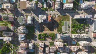 İnsansız hava aracı görüntüleri, beton temeli doldurmadan önceki kritik anları yakalar..