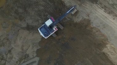 Bir kazıcının, 4K 'da yakalanan bir inşaat alanının arazisini nasıl dönüştürdüğüne bakın..