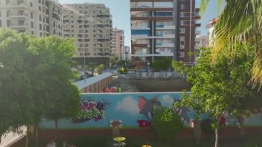 Şok edici 4K insansız hava aracı görüntüleriyle Türkiye kıyılarının dinamik inşaat manzarasını araştırın.