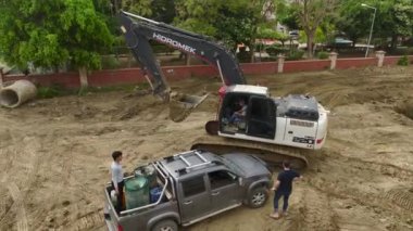 Gökyüzünden 4K olarak görülen Türk inşaat sahalarında rüyaların nasıl gerçeğe dönüştüğünü keşfedin.