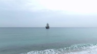 Alanya 'daki ünlü Kleopatra Sahili yakınlarında turistlerle dolu bir korsan gemisinin üzerinden uçmak, hepsi de göz kamaştırıcı 4K' da..