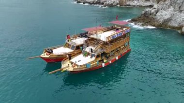 Bir Akdeniz macerası, korsanların 4K 'da Alanya' daki Kleopatra Sahili yakınlarında turistlere ev sahipliği yapmasıyla başladı..