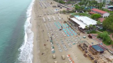 4K 'da sadece yağmurun izlediği, boş bir deniz kıyısında sessizlik hüküm sürüyor..