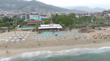 Issız bir sahil kafesinin üzerinde süzülür huzurlu, yağmurlu bir günde, canlı 4K 'da yakalanır..