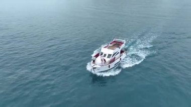 Akdeniz boyunca uzanan elit beyaz bir geminin 4K hava görüntüsüyle yat hayatını didik didik edin..