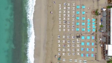 İnsansız hava aracı tarafından ele geçirilen kasvetli bir gün, 4K 'daki güneş pansiyonları ve kafelerin boşluğunu gösteriyor..