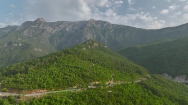 Büyülü nehri, güzel ve yoğun bir ormanla çevrili 4K hava görüntülerinde deneyin..