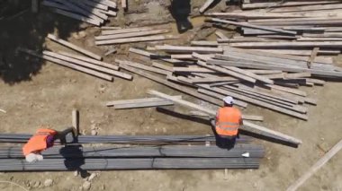 Planların incelendiği, demirin büküldüğü ve temelin izole edildiği yeni inşaat projesini deneyin..