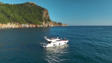 Mankenlerin güneş batarken dinlenip dans ettiği bir deniz yolculuğu yaşayın..