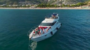 Modeller suda huzurlu bir gün batımını kucaklarken yat huzurunun tadını çıkarın..