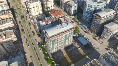 Gökyüzünden, Central City sokaklarında evler yükselirken, 4K detaylarıyla yeni ufuk çizgilerinin yapımına tanık olun..