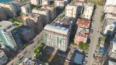 Kentsel inşaat alanlarının 4K hava manzaralı metropol inşaat dinamiklerine yakınlaş.