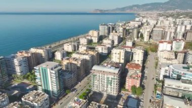 Kentsel yenilenmeye ilk elden tanık olun. Şehir sokaklarındaki cephe dönüşümlerinin detaylı 4K görüntüsüyle..