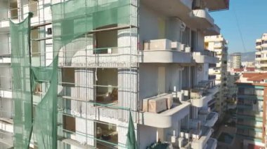 Central City sokaklarında yeni mimarinin yükselişini yakalayın. 4K berraklığında yukarıdan izleyin..