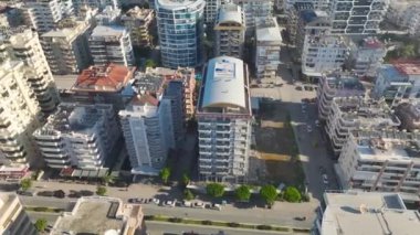 Şehir merkezindeki caddelerde, yüksek çözünürlüklü 4K ile çekilen geleceği gözlerinizin önüne getirin..