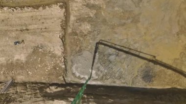 İnşaat alanındaki ilerlemeye tanık olun. Ağır makineler tarafından temel çukuruna beton dökülüyor..