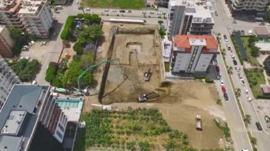 İnşaat alanının temelini betonla dolduran ağır makinelere bakınız.