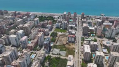 İnşaatın başlangıcına dikkat edin. Çukur kazma ve temeller gelecekteki yüksek bir bina için dökülüyor..