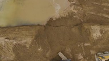 Makineler bir gökdelenin temelini oluşturmak için beton dökerken tanık oluşumu.