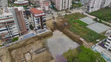 Gökten zembille yağmadan önce çukur kazan işçilere bakın..