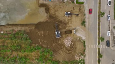 Havadan bakıldığında, beton dökmeden önce çukurun temelini oluşturan işçilere bakın.