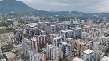 İşçiler gelecek beton döküntüleri için çukuru hazırlarken izleyin..