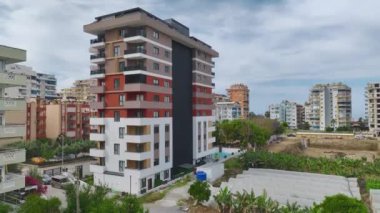 Çukurdaki işçilerin yaklaşan beton dökümüne hazırlanmasını izleyin.