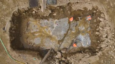 Çukur işçilerinin beton dökülmeden önce temeli hazırladığını gözlemleyin..